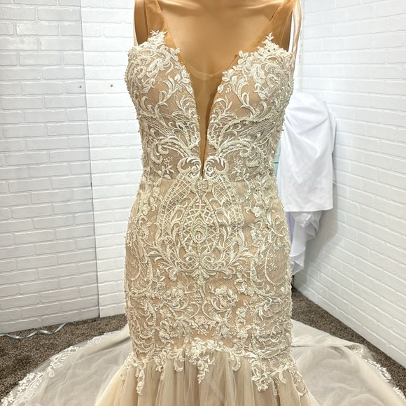 Isabella Talya Ivory Wedding Dress Fit & Flare with Train Size 0 - Picture 7 of 16